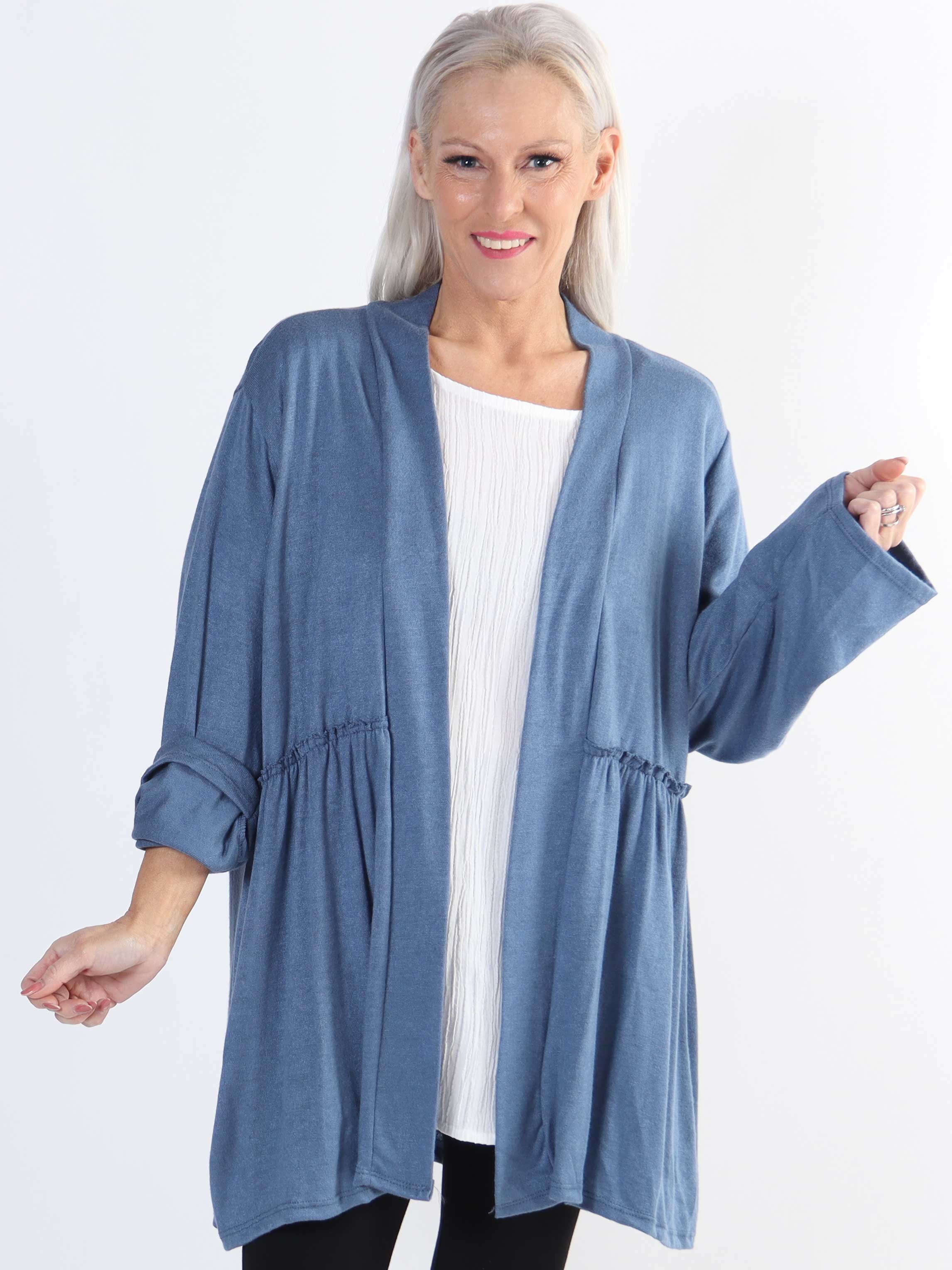 Lilja - Mjuk plus size-kofta med liten volangkant - Dusty blue